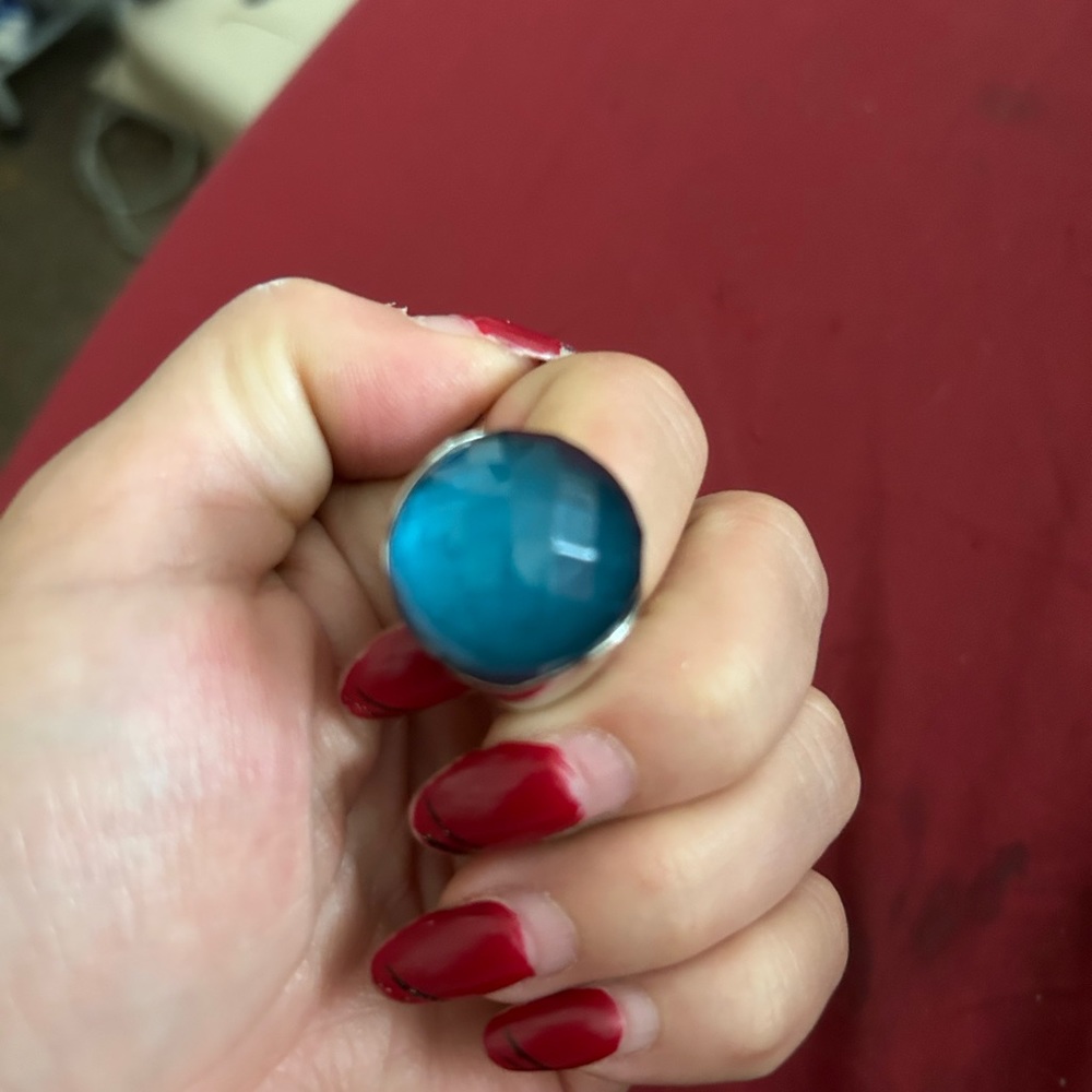 Women’s vintage Avon ring. Shiny turquoise disco ring. Adjustable size 8-10